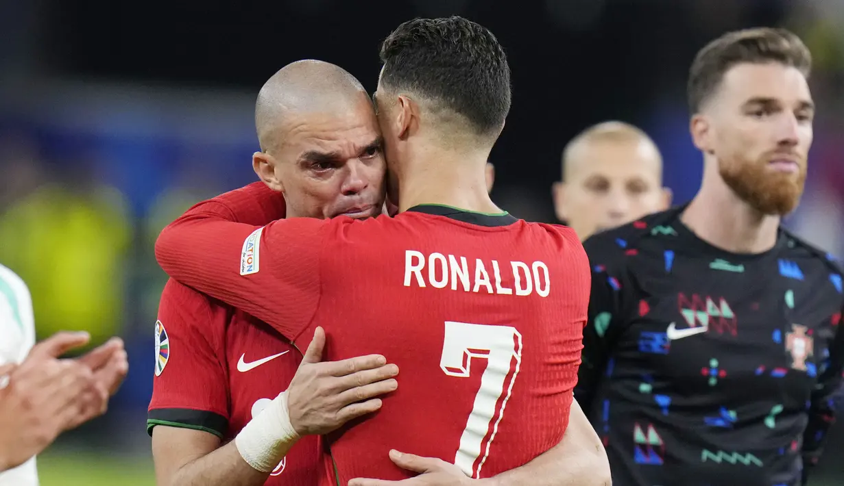 Pemain Portugal, Cristiano Ronaldo, memeluk Pepe untuk menenangkan rekannya tersebut yang sedang bersedih. (AP Photo/Hassan Ammar)