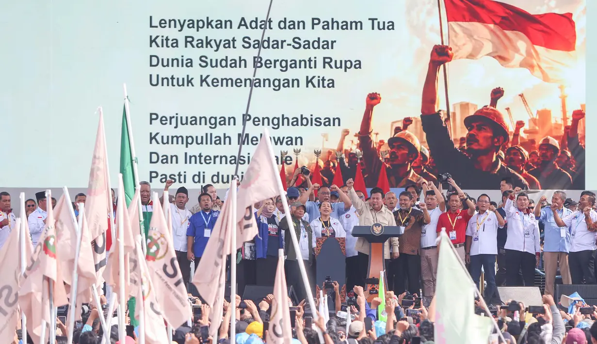 Prabowo juga menjanjikan perlindungan bagi buruh dan program pembangunan 1 juta rumah. Tampak dalam foto, Presiden Prabowo Subianto (tengah) didampingi sejumlah pimpinan organisasi-organisasi buruh menyampaikan pidato dalam peringatan Hari Buruh Internasional atau May Day 2026 di kawasan Monumen Nasional (Monas), Jakarta, Jumat (1/5/2026). (merdeka.com/Arie Basuki)
