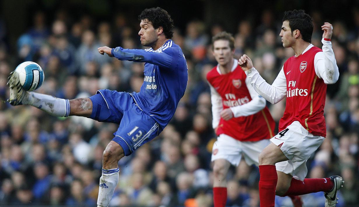 1. Michael Ballack - Ballack setia memakai nomor punggung 13 baik saat bermain untuk Chelsea, Bayern Munchen, Leverkusen bahkan saat membela timnas Jerman. Ballack juga mengenakan jersey nomor 13 untuk setiap tim yang ia bela. (AFP/Glyn Kirk)