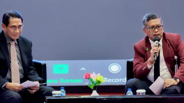 Doktor Ilmu Geopolitik dan Pertahanan, Hasto Kristiyanto (kanan), menjadi moderator dalam Seminar Peringatan Hari Lahir Pancasila di Universitas Pertahanan (Unhan) dengan tema "Implementasi Pancasila untuk Memperkokoh Nasionalisme dan Bela Negara pada Civ