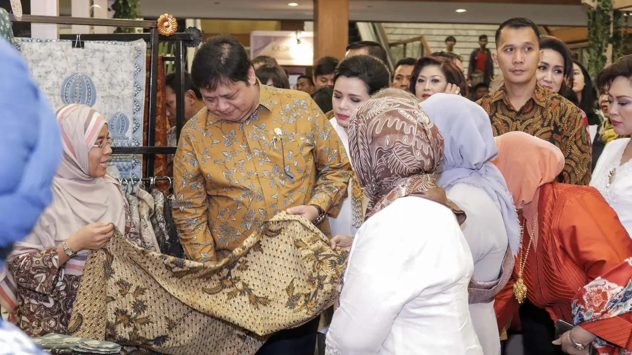 Batik kembali ke sejarahnya dengan penggunaan pewarna alam untuk menghasilkan warna-warna yang mempesona.