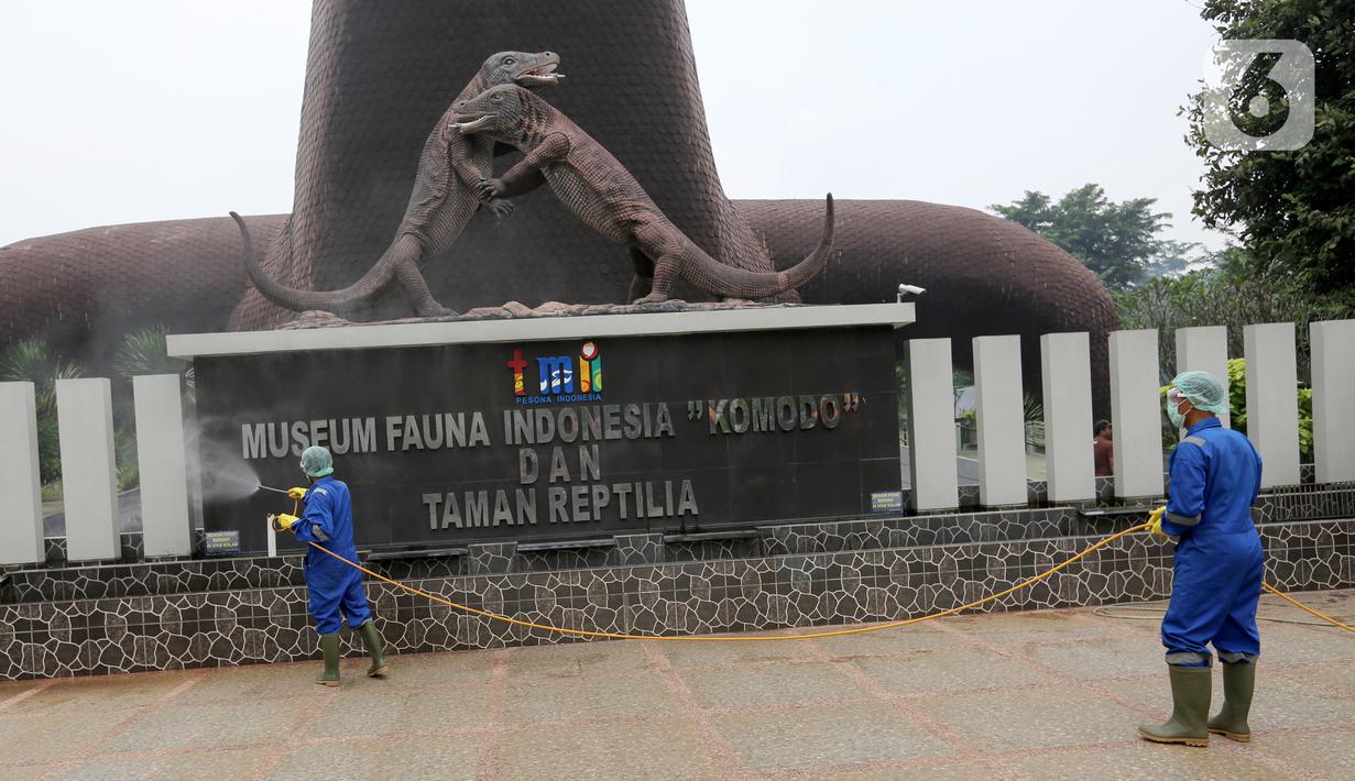 <p>Petugas menyemprotkan cairan disinfektan di area Museum Fauna Indonesia Komodo dan Taman Reptilia, TMII Jakarta, Rabu (18/3/2020). Penyemprotan disinfektan di setiap lokasi wisata dan anjungan sebagai antisipasi terhadap penyebaran virus Corona (Covid-19). (Liputan6.com/Fery Pradolo)</p>
