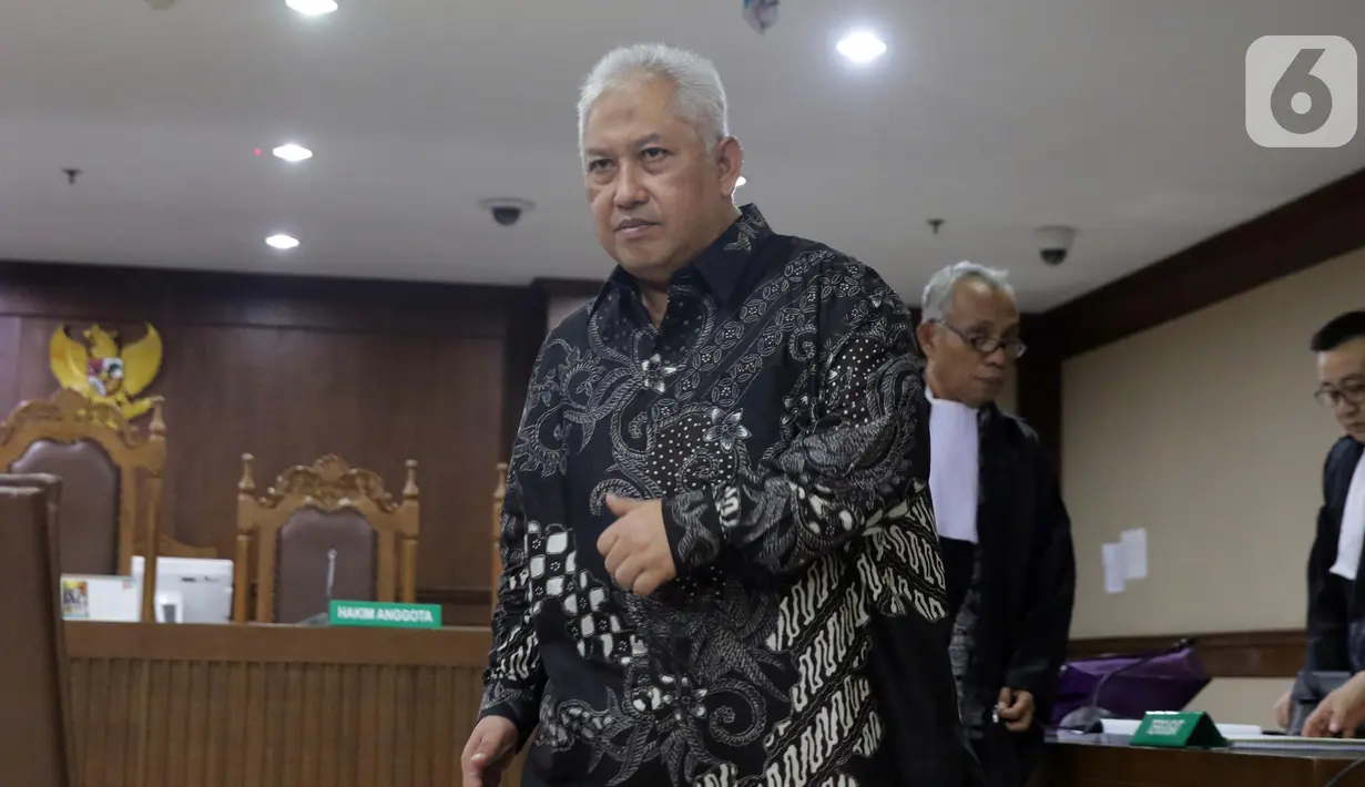 Terdakwa suap pengadaan barang di Badan Keamanan Laut (Bakamla), Erwin Syaaf Arief usai menjalani sidang pembacaan putusan di Pengadilan Tipikor, Jakarta, Senin (14/10/2019). Erwin Syaaf Arief dinyatakan bersalah dan dihukum 2,5 tahun penjara, denda Rp100 juta. (Liputan6.com/Helmi Fithriansyah)