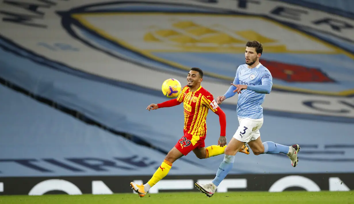Pemain West Bromwich Albion Karlan Grant meninggalkan perebutan bola dengan pemain Manchester City Ruben Dias pada pertandingan Liga Inggris di Etihad Stadium, Manchester, Inggris, Selasa (15/12/2020). Manchester City dan West Bromwich Albion bermain imbang 1-1. (Clive Brunskill/ Pool via AP)