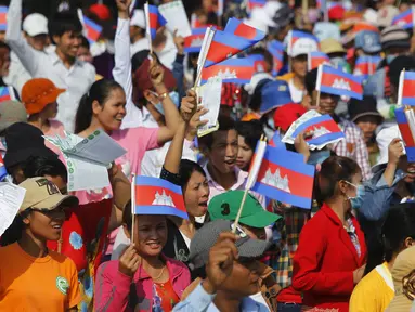 Ratusan massa berteriak sembari melambaikan bendera nasional Kamboja saat menuntut kenaikan upah dalam aksi unjuk rasa memperingati Hari Buruh Internasional (May Day) di Phnom Penh, Jumat (1/5/2015). (REUTERS/Samrang Pring) 
