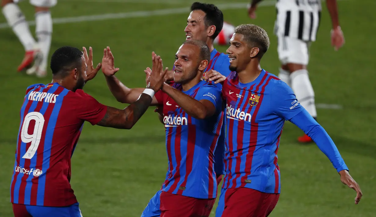 Alih-alih melakukan serangan, Juventus malah kebobolan di menit ke-57. Penyerang asal Denmark, Martin Braithwaite sukses mengkonversi umpan Memphis Depay lewat tandukan kepalanya. Kedudukan menjadi 2-0 atas kemenangan Barcelona. (Foto: AP/Joan Monfort)