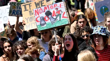 Para siswa sekolah saat melakukan unjuk rasa School Strike for Climate yang menyerukan aksi iklim di Melbourne pada Jumat 17 November 2023. (William WEST/AFP)