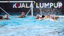 Atlet polo air putri Indonesia saat beraksi melawan atlet polo air putri Malaysia  di National Aquatic Center, Bukit Jalil, Kuala Lumpur, Malaysia, Sabtu (19/8). Indonesia mengalahkan Malaysia dengan skor 7-1. (Liputan6.com/Faizal Fanani)