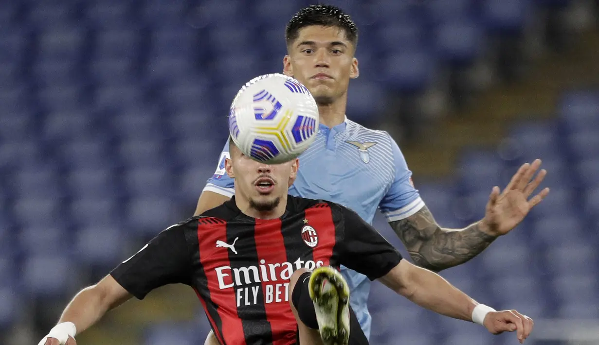 Gelandang Lazio, Joaquin Correa (belakang) mengamati gelandang AC Milan, Ismael Bennacer menguasai bola dalam laga pekan ke-33 Liga Italia 2020-2021 di Stadio Olimpico, Selasa dinihari WIB (27/4/2021). AC Milan kalah telak 3-0 saat menyambangi kandang Lazio. (AP Photo/Gregorio Borgia)