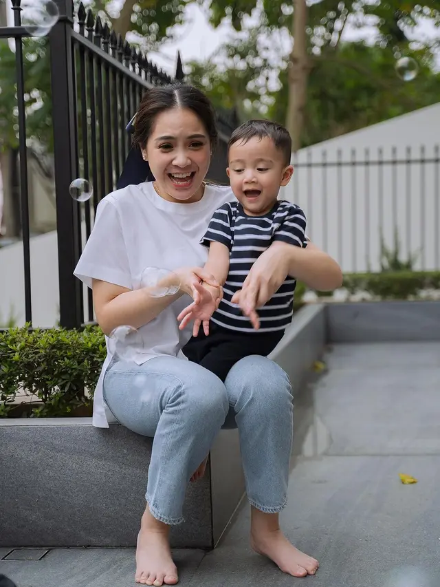 8 Gaya Modis Nagita Slavina Saat Momong Rayyanza yang Tak Pernah Gagal Tuai Pujian