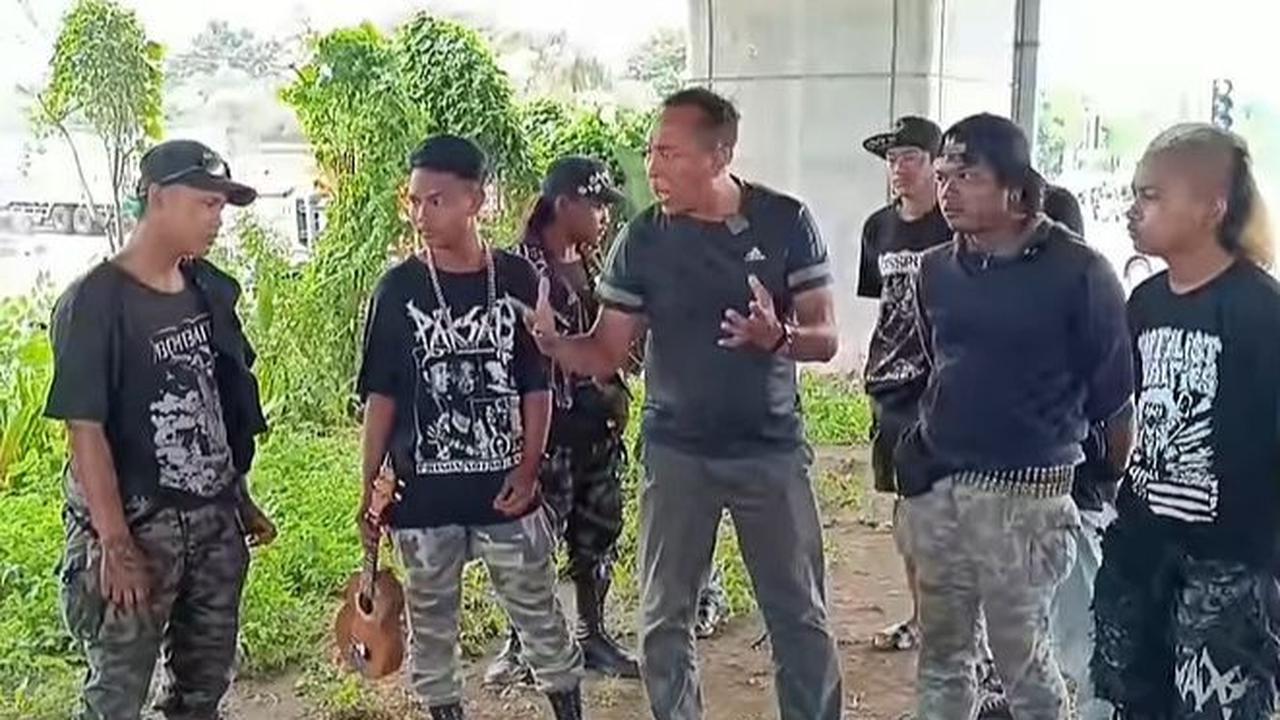 Purnomo kemudian memberikan waktu kepada anak-anak punk tersebut untuk memikirkan tawarannya.