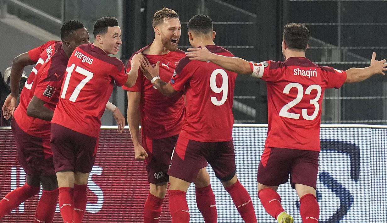 Swiss mendapatkan gol terlebih dahulu meski Italia memegang kendali permainan sejak awal babak pertama. Silvan Widmer (tengah) sukses mengkonversi umpan dari Noah Okafor untuk mengoyak gawang yang dijaga oleh Gianluigi Donnarumma. Swiss unggul 1-0 pada menit ke-11. (AP/Gregorio Borgia)