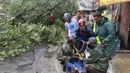 Peristiwa tersebut juga menyebabkan salah satu personel pemadam dan penyelamat mengalami kecelakaan saat kerja saat berupaya memotong pohon tersebut. (merdeka.com/Arie Basuki)