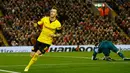 Gelandang Dortmund, Marco Reus melakukan selebrasi usai mencetak gol kegawang Liverpool di leg kedua Liga Europa di stadion Anfield, Inggris, (15/4). Liverpool menang dramatis atas Dortmund dengan skor 4-3. (Reuters/Carl Recine)