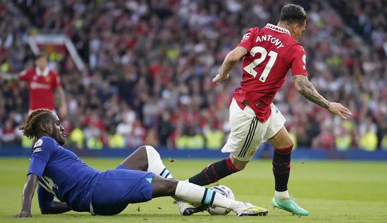 Pemain Chelsea, Trevoh Chalobah (kiri), berusaha menghentikan laju pemain Manchester United, Antony, dalam pertandingan partai tunda pekan ke-32 Liga Inggris 2022/2023 yang berlangsung di Old Trafford, Jumat (26/5/2023) dini hari WIB. (AP Photo/Dave Thompson)