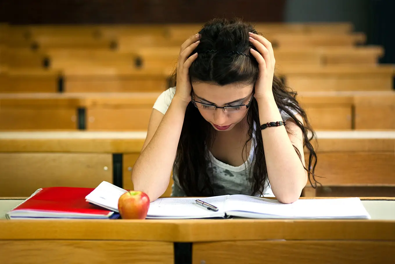 Pusing pinjaman uang untuk kuliah | Sumber Foto: gellogiggles.com