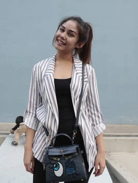 Vanesha juga kerap tampil santai dengan gaya rambut kuncir kuda. Gaya ini membuat Vanesha terlihat cantik natural sesuai dengan usianya (Kapanlagi/Muhammad Akrom Sukarya)