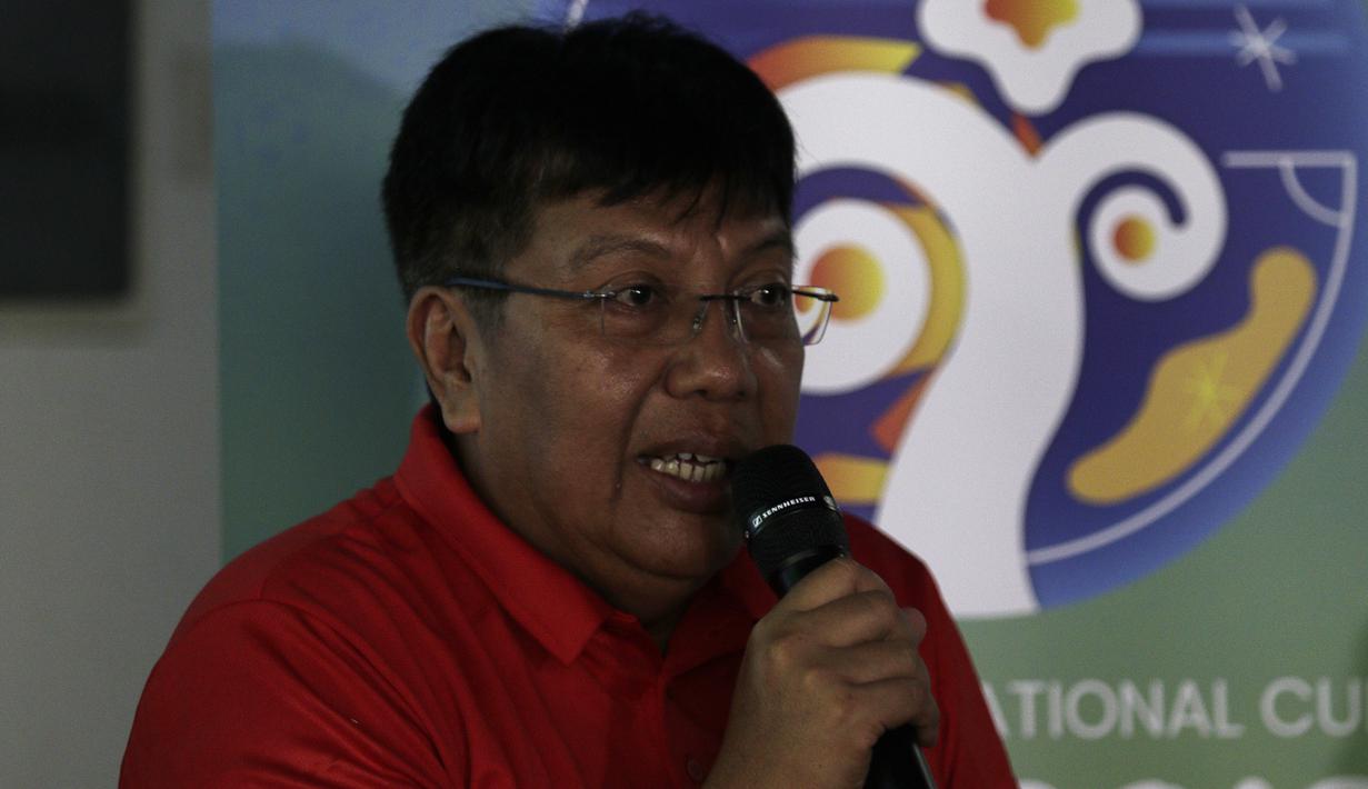 Manager Tim Indonesia U-20 All Stars, Gede Widiade, saat konferensi pers Turnamen U-20 International Cup 2019 di Wisma Aldiron, Jakarta, Kamis (21/11). Kompetisi ini direncanakan akan berlangsung pada 1-7 Desember 2019. (Bola.com/Yoppy Renato)