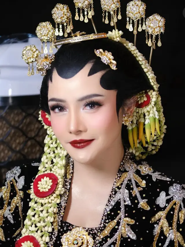 Mawar AFI Prewedding Mengenakan Siger Sunda dan Paes khas Pengantin Jawa. [@makeupbyfenty]