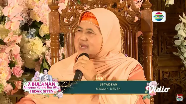 Tedak Siten Ameena Anak Atta Halilintar dan Aurel Hermansyah (Foto: Screenshot YouTube Amienn!! Tausiyah Mamah Dedeh Anak Hantarkan Orangtua Masuk Surga!! | 7 Bulanan Ameena)
