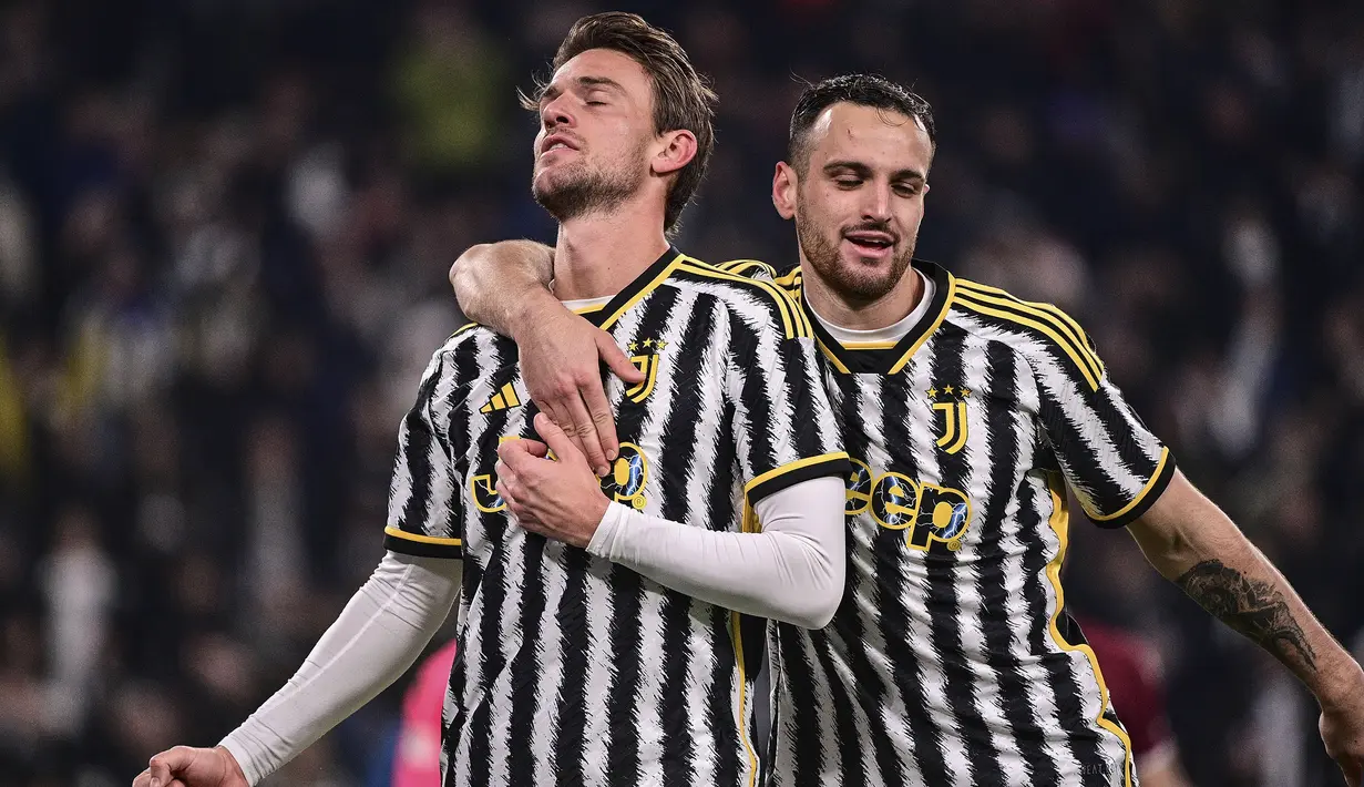 Bek Juventus, Daniele Rugani (kiri) bersama Andrea Cambiaso merayakan gol yang dicetaknya untuk membawa timnya unggul 3-1 atas Salernitana pada laga babak 16 besar Coppa Italia 2023/2024 di Juventus Stadium, Turin, Jumat (5/1/2024) dini hari WIB. (dpa via AP Photo/Marco Alpozzi)