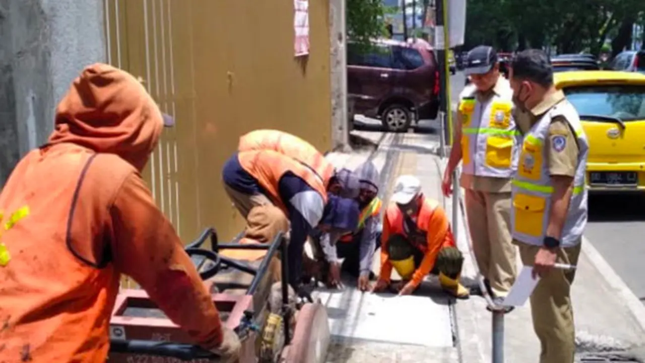 Banyak Mainhole hilang di Jalan Hertasning (Liputan6.com)