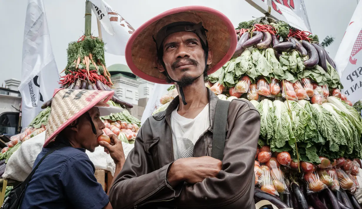 Dalam aksinya, para pengunjuk rasa menyatakan sikap bahwa 'Reforma Agraria Dimanipulasi, Langgar Konstitusi'. (Yasuyoshi CHIBA/AFP)