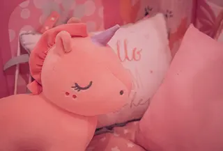 Pastikan kamar tidur tenang, lampu redup, suhu sejuk, dan bebas dari gangguan seperti TV atau gawai. Lingkungan yang kondusif membantu anak cepat rileks. (Foto: David Vilches/Unsplash)