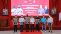 Ribuan paket sembako dari Kapolri Jenderal Listyo Sigit Prabowo kepada buruh yang terdampak pandemi Covid-19 di Riau