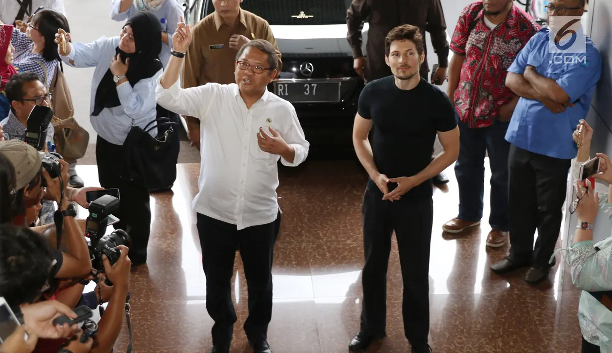 Menkominfo Rudiantara menyambut kedatangan pendiri sekaligus CEO Telegram, Pavel Durov setibanya di kantor Kemenkominfo, Jakarta, Selasa (1/8). Pertemuan Menkominfo dengan Durov untuk menindaklanjuti pemblokiran Telegram. (Liputan6.com/Angga Yuniar)