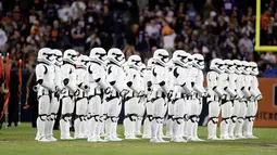 Pasukan Stormtroopers berbaris di lapangan saat paruh kedua pertandingan NFL antara Chicago Bears dan Minnesota Vikings di Chicago (9/10). Kedatangan karakter star wars ini untuk mempromosikan Star Wars: The Last Jedi. (AP Photo/Charles Rex Arbogast)