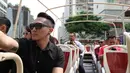 Hari kedua di Macau, illusionis tampan ini melakukan tur keliling kota menggunakan 'open top bus' yaitu bus tingkat untuk para wisatawan. (Aldivano/Bintang.com)