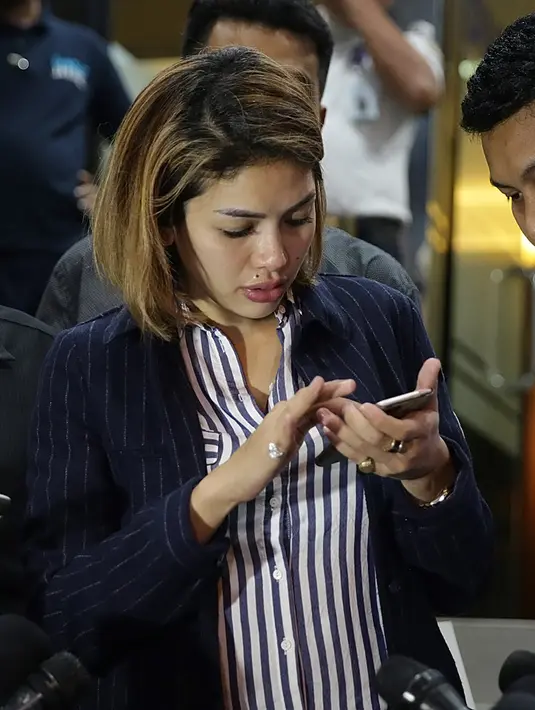 "Kan gue yang dipanggil. Emang dia dipanggil juga?" tegas Nikita Mirzani di Polres Jakarta Selatan, Rabu (8/2). (Bambang E. Ros/Bintang.com)