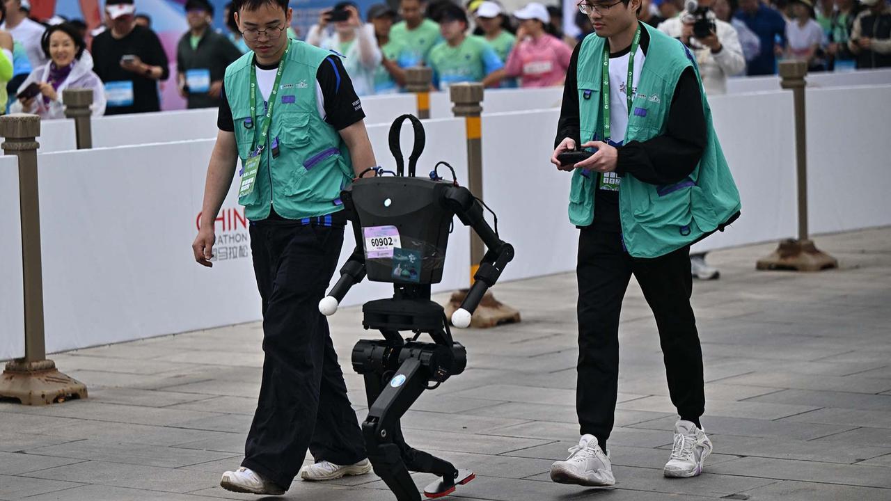 FOTO:  Pertama di Dunia! Puluhan Robot Humanoid Mengikuti Ajang Lomba Lari Setengah Marathon