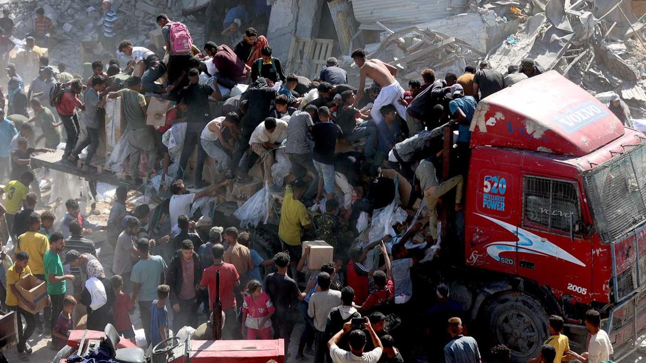 FOTO: Di Tengah Gencatan Senjata, Warga Gaza Berebut Bantuan Bahan Makanan untuk Bertahan Hidup