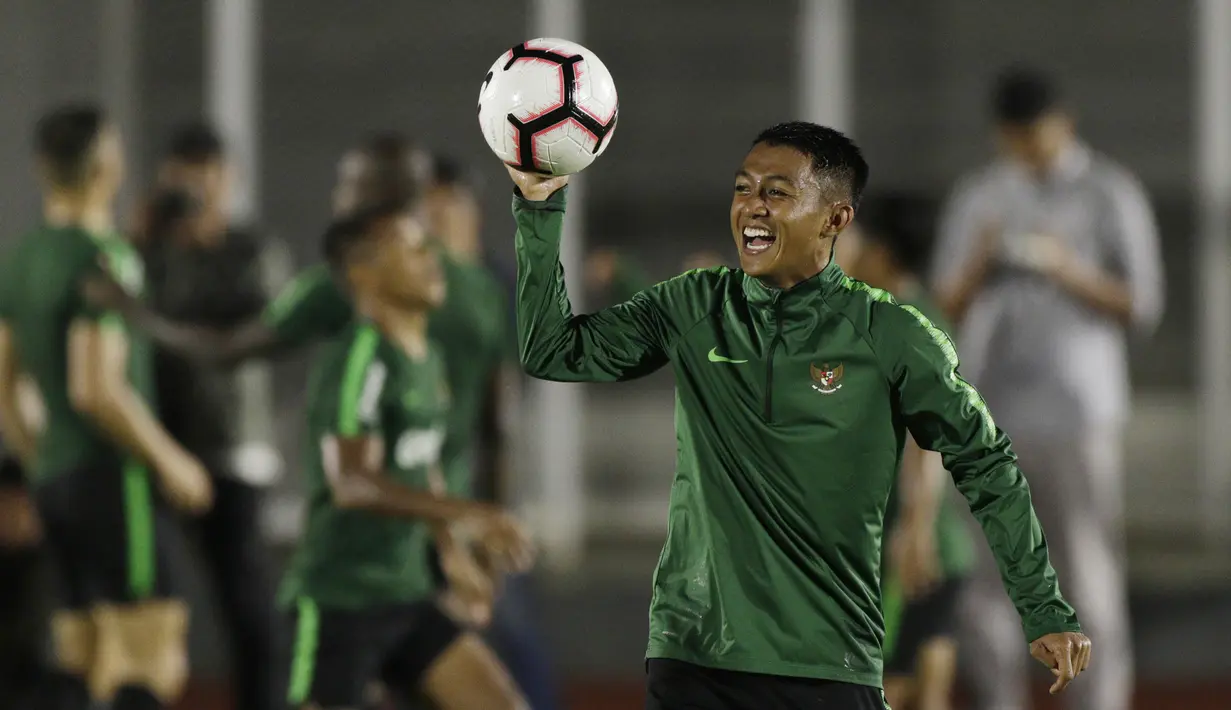 Pemain Timnas Indonesia, Febri Hariyadi, tertawa saat latihan di Stadion Madya, Jakarta, Senin (21/3). Latihan ini persiapan jelang laga persahabatan melawan Myanmar. (Bola.com/M. Iqbal Ichsan)