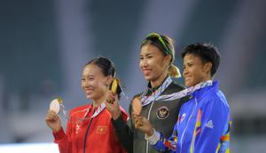 Diketahui, Emilia Nova terakhir kali meraih emas heptathlon pada 2017. Tampak dalam foto, atlet atletik Indonesia, Emilia Nova (tengah) usai prosesi pengalungan medali usai memenangi lomba dan meraih emas nomor heptathlon (tujuh lomba) SEA Games 2025 di Stadion Supachalasai Bangkok, Thailand Selasa (16/12/2025) malam. (Bola.com/Bagaskara Lazuardi)