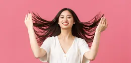 Seorang perempuan dengan rambut panjang sedang mengibaskan rambutnya (Foto Dok: Freepik/benzoix).