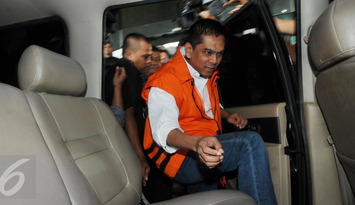 Ketua Komisi D DPRD DKI Jakarta, Mohamad Sanusi memasuki mobil usai diperiksa sebagai tersangka terkait kasus tindak pidana pencucian uang (TPPU) di KPK, Jakarta, Kamis (14/7). (Liputan6.com/Helmi Afandi)