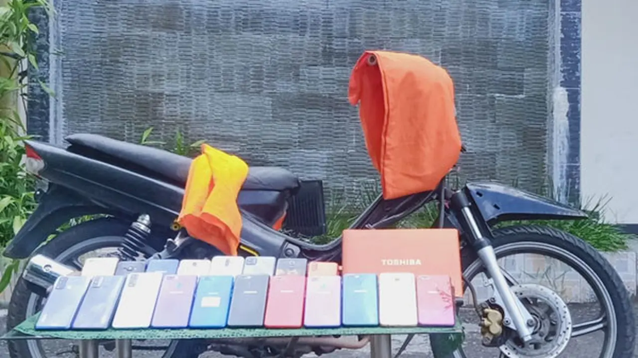Puluhan ponsel hasil curian yang ikut diamankan aparat Polres Bitung.