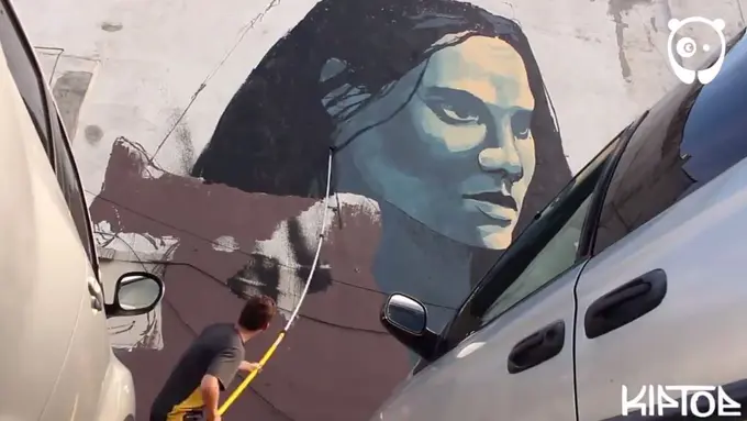 [Bintang] Gokil! Mural Raksasa Ini Dibuat Tanpa Bantuan Tangga Lho!