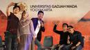 Aktor Iko Uwais berfoto bersama seorang peserta saat acara talkshow dalam rangkaian Emtek Goes To Campus di Graha Sabha Pramana, UGM, Yogyakarta, 2 November 2016. (Bola.com/Arief Bagus)