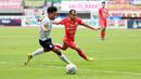 Pemain Persija Jakarta, Riko Simanjuntak (kanan) berebut bola dengan pemain Rans Nusantara FC, Saddam Hi Tenang pada laga BRI Liga 1 di Stadion Patriot Candrabhaga, Bekasi, Jumat (3/2/2023). Macan Kemayoran menang dengan skor 3-1. (Bola.com/M Iqbal Ichsan)