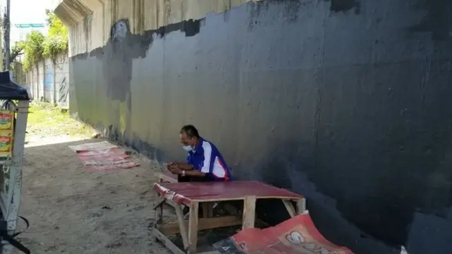 Mural bergambar mirip wajah Presiden Jokowi yang matanya tertutup bertuliskan '404: not found dihapus.