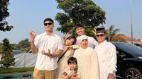 Gala Sky tumbuh jadi anak yang sehat. Idul Adha 2024, ia salat Id bersama Haji Faisal, Dewi Zuhriati, Fuji, Frans, dan Fadli Faisal lalu melihat hewan kurban. (Foto: Dok. Instagram @fuji_an)