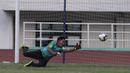 Kiper Timnas Indonesia U-19, Muhammad Risky, berusaha menepis bola saat latihan di Stadion Pakansari, Bogor, Rabu (2/10). Latihan ini merupakan persiapan jelang AFF U-19 di Vietnam. (Bola.com/Yoppy Renato)