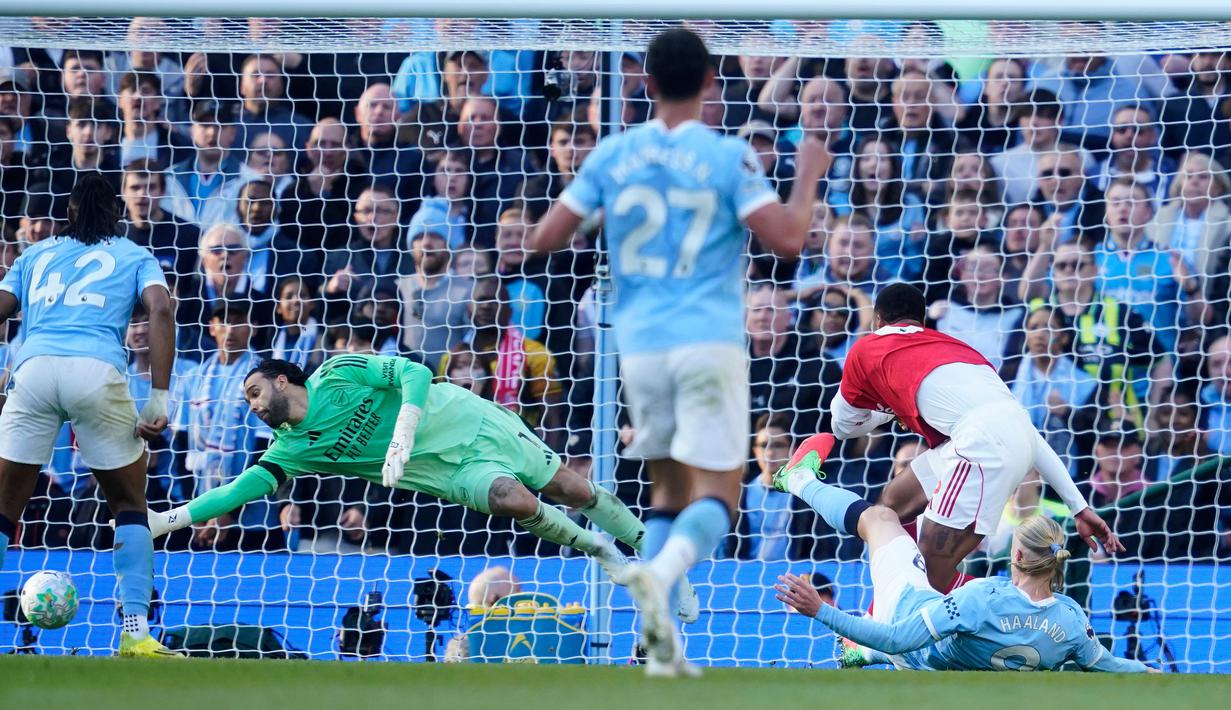 Gol kemenangan Manchester City kemudian tercipta pada menit ke-65 melalui Erling Haaland. Pemain Norwegia tersebut bergerak tak terhentikan meski dikawal ketat oleh Gabriel Magal Haes. (AP Photo/Dave Thompson)