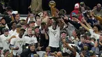 Milwaukee Bucks berhasil angkat piala NBA musim 2020/2021 setelah kalahkan Phoenix Suns di gim keenam dengan skor 105-98. Walaupun awalnya tertinggal 0-2 pada dua gim pertama, Bucks mampu balikkan kedaan menjadi 4-2 di empat gim berikutnya. (Foto: AP/Paul Sancya)