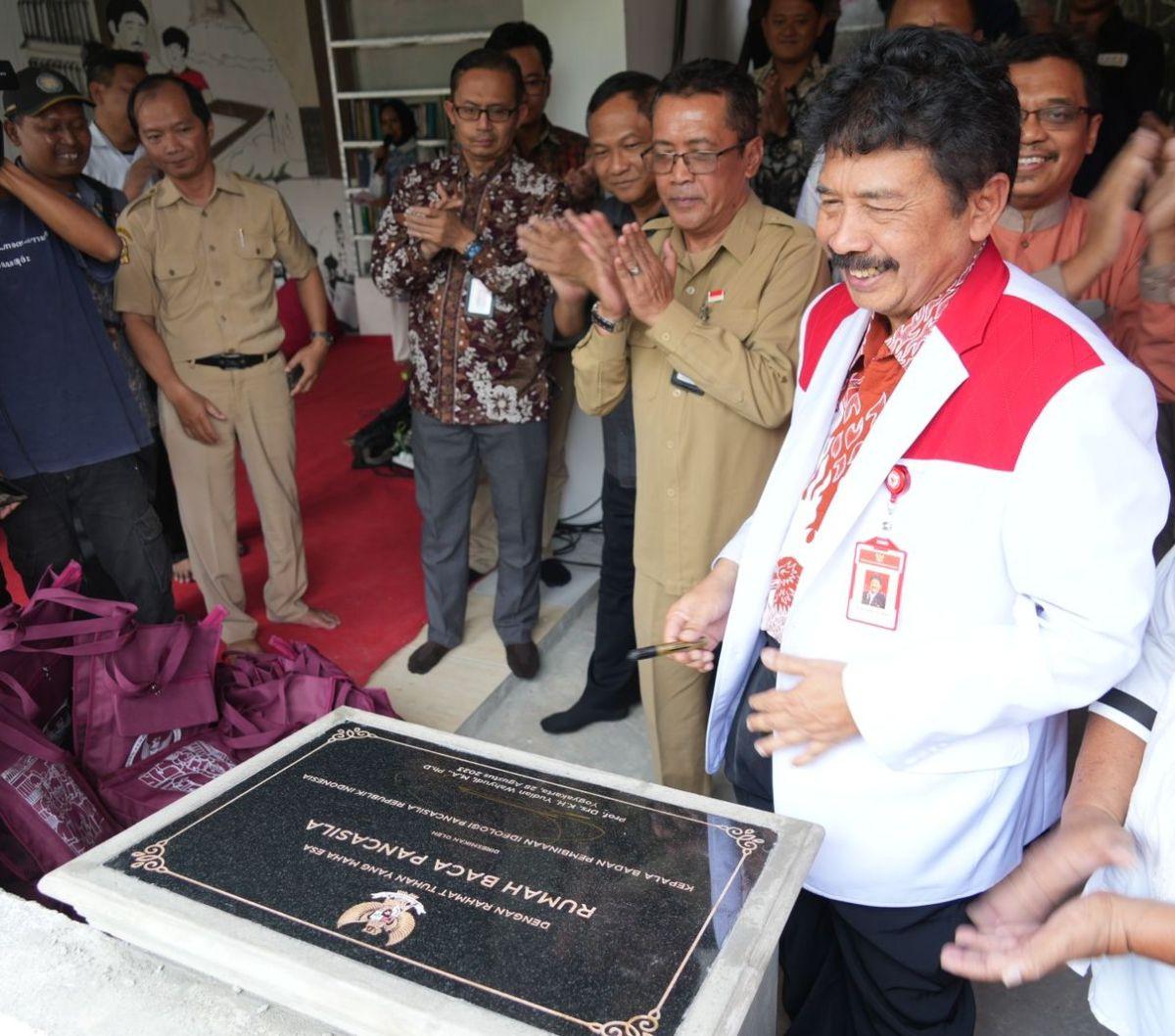 Hadir menyaksikan acara peresmian dan Amal Pancasila, Komandan Rayon Militer (Danramil), Ketua Lembaga Pemberdayaan Masyarakat Kelurahan, Camat, Lurah dan Tokoh masyarakat.