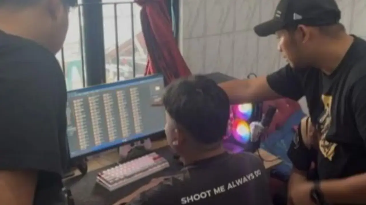 Tim Ditreskrimsus Polda Riau ketika mendatangi lokasi diduga dijadikan praktek pembuatan situs tiruan perbankan (Istimewa)